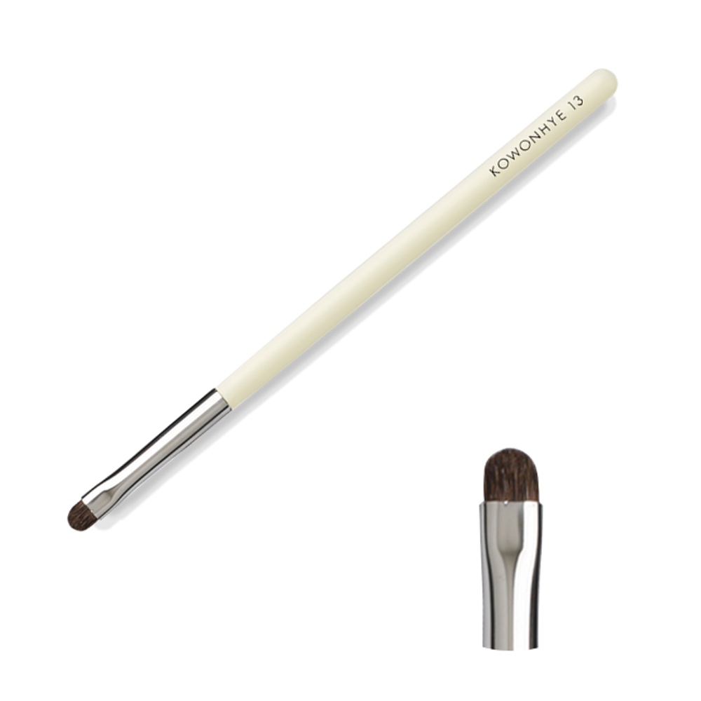 [MUSTAEV] KOWONHYE 13 Mini Eyeshadow Brush – A Mini Eyeshadow Brush for Precise Application on Small Areas